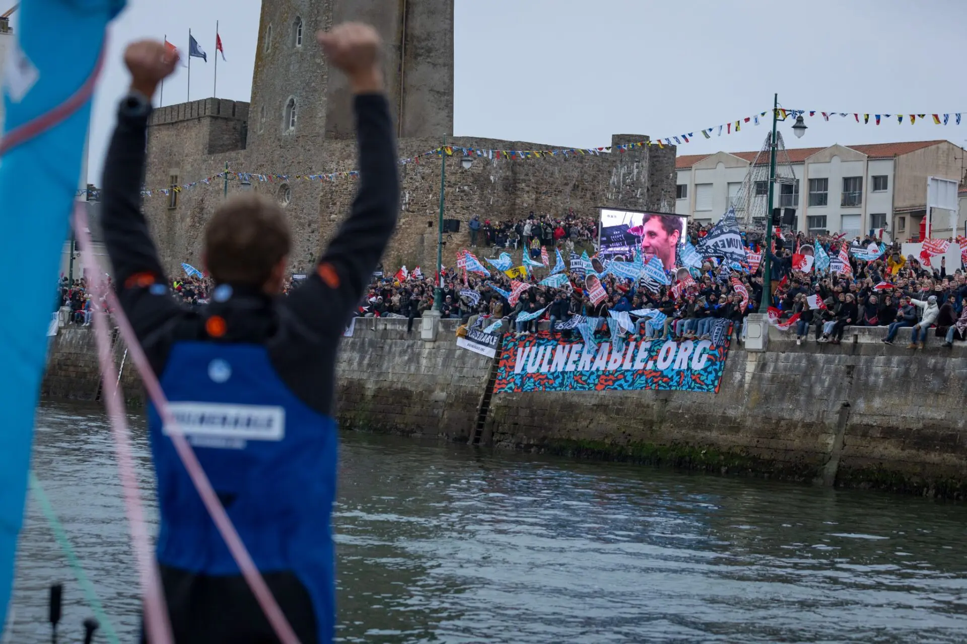 Thomas Ruyant face à la foule venue l'encourager