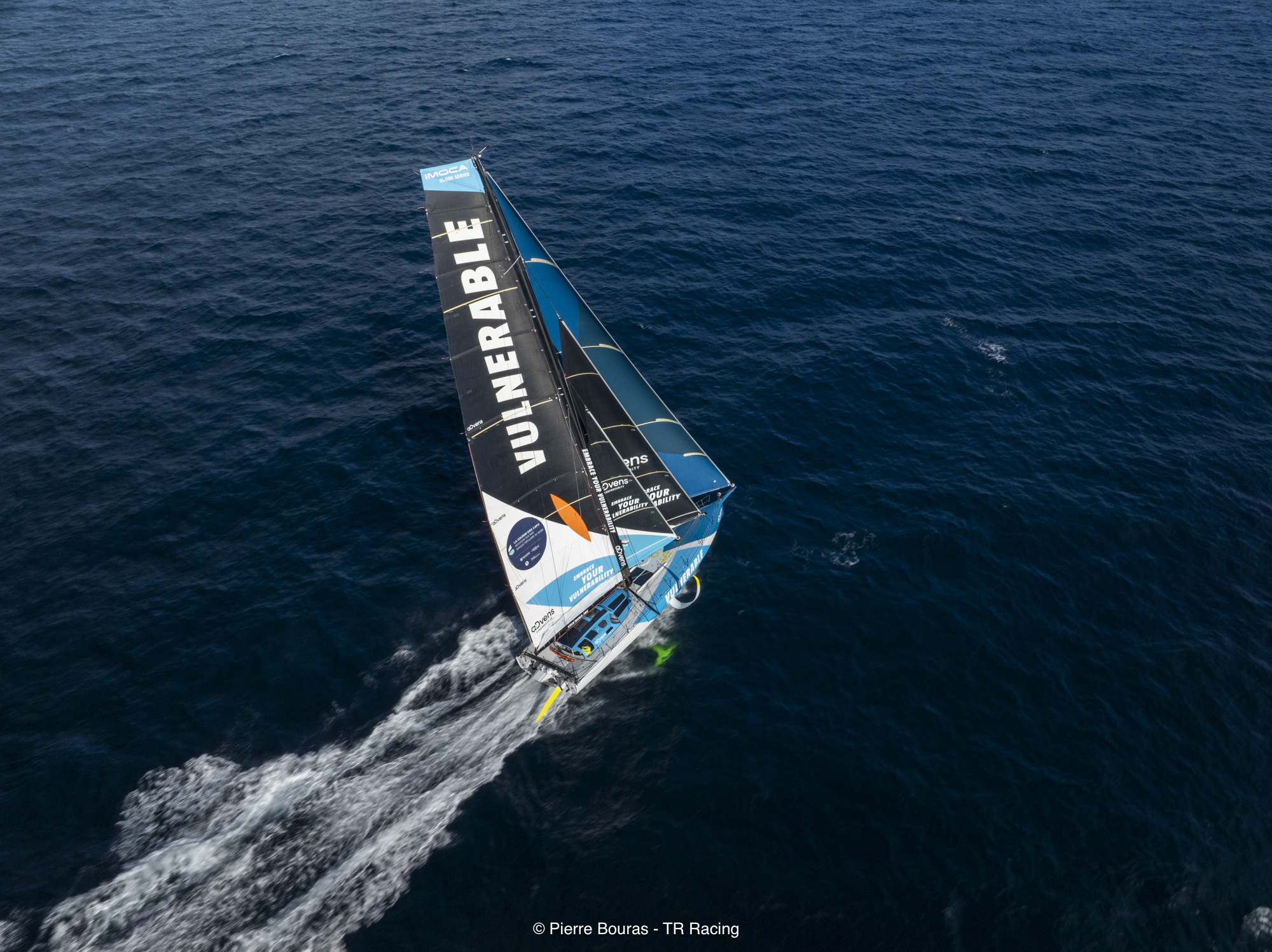 vue aérienne de l'imoca vulnerable